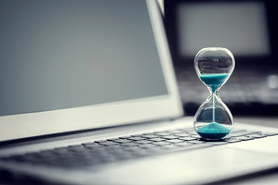Hourglass-on-laptop-computer