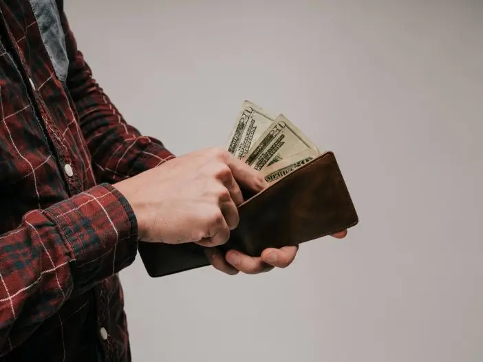 Picture-of-wallet-and-money